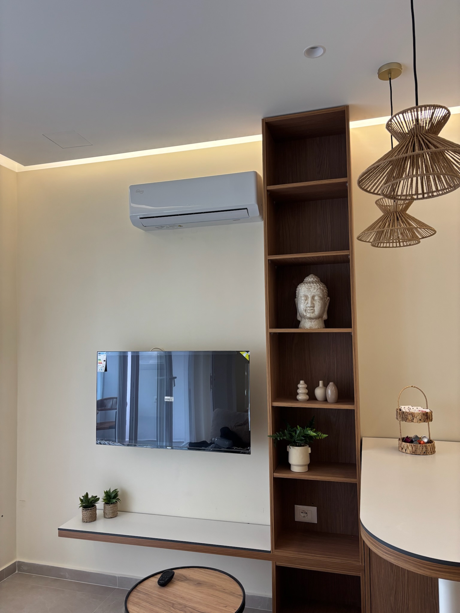 Apartment in Saranda near beach - living area with TV and air conditioning