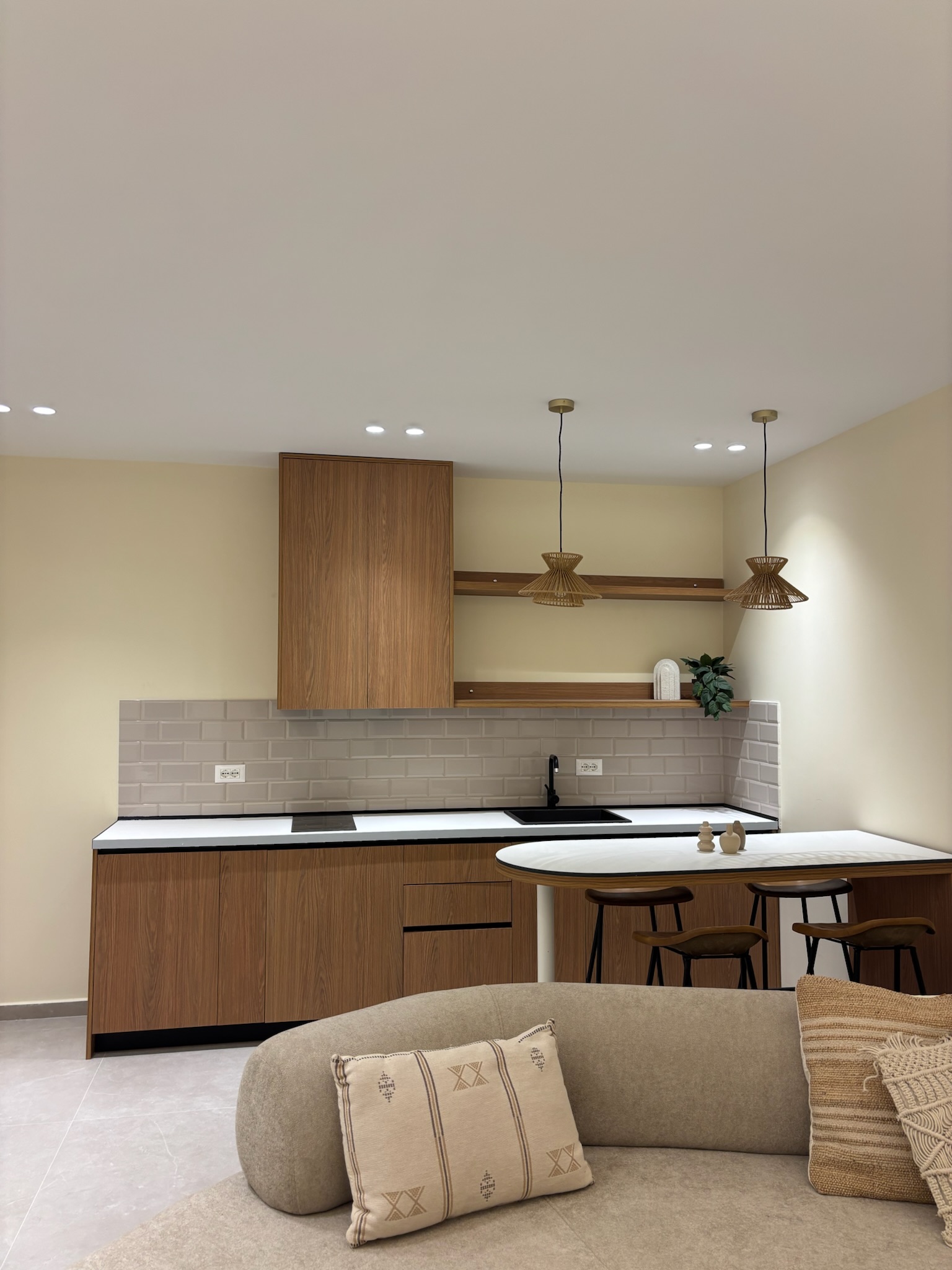 Apartment in Saranda near beach - Soluna modern kitchen with breakfast bar